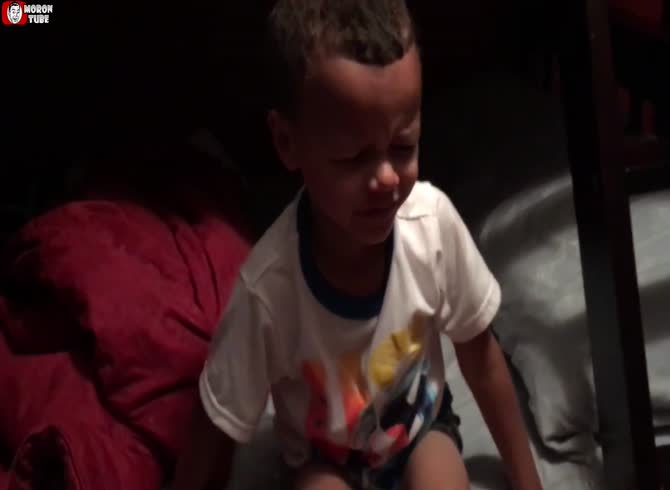 Video: He tears because he is so moved by his son's first day at school